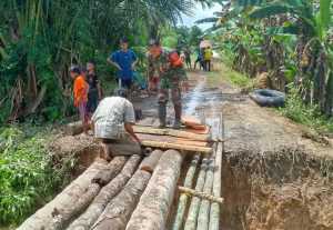 Tanggul Jebol, Warga Desa Masiraan Bangun Jembatan Darurat untuk Akses Warga