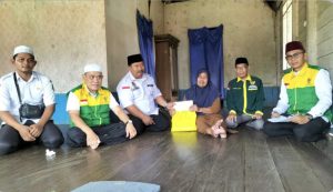 Tanah Bumbu – Wakil Ketua Badan Amil Zakat Nasional (BAZNAS) Tanah Bumbu, KH Ahmad Care, Lc, bersama unsur pimpinan lainnya, kembali melaksanakan kegiatan penyaluran bantuan kepada kaum duafa di wilayah Kecamatan Mantewe. Kegiatan ini berlangsung di Pendopo kantor kecamatan Mantewe, Desa Bulu Rejo, dan dihadiri oleh Kepala Desa, staf, serta tokoh masyarakat setempat. Bantuan yang disalurkan bertujuan untuk meringankan beban hidup masyarakat yang kurang mampu, terutama di tengah situasi yang penuh tantangan saat ini. Dalam sambutannya, KH Ahmad Care menekankan pentingnya kepedulian terhadap sesama, berharap bantuan ini dapat memberikan manfaat nyata dan membantu mengurangi kesulitan warga. “Semoga bantuan ini bisa memberikan sedikit meringankan beban saudara-saudara kita yang membutuhkan, terutama di masa-masa sulit seperti sekarang,” kata KH Ahmad Care. Usai penyaluran bantuan di Desa Bulu Rejo, rombongan BAZNAS melanjutkan perjalanan ke Desa Emil Baru. Di desa ini, bantuan khusus diberikan kepada guru-guru ngaji yang sangat berjasa dalam membimbing anak-anak dan masyarakat sekitar dalam bidang agama. Penyaluran bantuan di Desa Emil Baru ini dilakukan oleh Camat Mantewe yang juga memberikan apresiasi kepada BAZNAS atas upayanya dalam membantu masyarakat. “Terima kasih kepada BAZNAS yang terus konsisten dalam memberikan bantuan untuk warga yang membutuhkan, semoga ini dapat terus memperkuat solidaritas sosial di tengah masyarakat,” ungkap Camat Mantewe. Dengan kegiatan ini, BAZNAS Tanah Bumbu kembali menunjukkan komitmennya dalam mendukung dan memberdayakan masyarakat. Melalui langkah ini, BAZNAS berharap dapat menginspirasi lebih banyak pihak untuk berpartisipasi dalam usaha mewujudkan Tanah Bumbu yang lebih sejahtera.