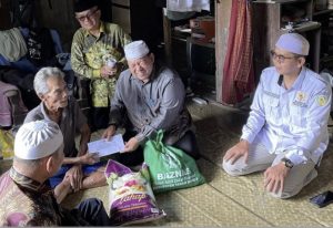 BAZNAS Tanah Bumbu Salurkan Paket Ramadan untuk Warga Kurang Mampu di Karang Bintang