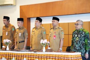 Tanah Bumbu – Bupati Tanah Bumbu Andi Rudi Latif membuka kegiatan Audensi Kebijakan Percepatan Pembangunan Daerah di Hotel Ebony Batulicin, Selasa (10/4/2025). Kegiatan ini bertujuan untuk merumuskan arah pembangunan daerah guna mempercepat realisasi Rencana Pembangunan Jangka Menengah Daerah (RPJMD) 2025-2030. Acara ini dihadiri oleh Wakil Bupati H. Bahsanuddin, Sekretaris Daerah H. Ambo Sakka, serta seluruh kepala SKPD dan camat di lingkungan Pemerintah Kabupaten Tanah Bumbu. Hadir sebagai narasumber dalam forum tersebut adalah Prof. Dr. Syarifuddin Kadir, M.Si, dari Tim Percepatan Pembangunan Tanah Bumbu. Dalam sambutannya, Bupati Andi Rudi Latif menyampaikan apresiasi atas terselenggaranya audensi ini. Ia juga memaparkan tujuh program unggulan yang akan menjadi fokus pembangunan Kabupaten Tanah Bumbu lima tahun ke depan. Menurutnya, beberapa program prioritas yang akan dijalankan mencakup pembangunan dan perbaikan fasilitas pendidikan untuk mendukung wajib belajar 13 tahun, peningkatan kualitas tenaga pendidik, serta pembangunan infrastruktur jalan, jembatan, irigasi, dan pelayanan kesehatan primer. Selain itu, Pemkab Tanah Bumbu juga akan fokus pada pemenuhan tenaga dan fasilitas kesehatan, penuntasan kemiskinan ekstrem, serta penguatan tata kelola sumber daya alam dan investasi untuk meningkatkan Pendapatan Asli Daerah (PAD). Lebih lanjut, Andi Rudi Latif yang akrab disapa Bang Arul, menegaskan bahwa program-program tersebut telah sejalan dengan visi-misi Asta Cita Presiden Prabowo Subianto. Ia berharap seluruh elemen pemerintahan dan masyarakat dapat bersinergi untuk mewujudkan kesejahteraan bagi Tanah Bumbu. “Kegiatan hari ini merupakan bagian dari finalisasi RPJMD 2025-2030. Saya berharap pemahaman terhadap dokumen ini dapat segera diterjemahkan oleh kepala SKPD dalam Renstra SKPD, sebagai acuan pembangunan tahunan,” jelasnya. Di akhir sambutannya, Bupati mengajak seluruh elemen masyarakat untuk bersinergi dan bekerja bersama dalam menjalankan program pembangunan. “Apa yang menjadi program kami sudah sejalan dengan pemerintah pusat. Saya mengajak semua pihak untuk meluruskan niat, beraksi, bekerja, dan bertindak sesuai regulasi. Mari kita berdoa dan bertawakal, agar upaya yang kita lakukan mendapat ridha dari Allah SWT,” tandasnya. Sementara itu, Kepala Bappedalitbang Tanah Bumbu, Andi Anwar Sadat, menambahkan bahwa audensi ini menjadi forum strategis untuk mendapatkan masukan dalam penyusunan RPJMD 2025-2030. “Forum ini menjadi wadah diskusi dalam penyusunan kerangka RPJMD Tanah Bumbu 2025-2030, agar sejalan dengan visi-misi Bupati dan Wakil Bupati, serta selaras dengan program Asta Cita Presiden Prabowo Subianto,” jelasnya. Diketahui, kegiatan Audensi Kebijakan Percepatan Pembangunan Daerah Kabupaten Tanah Bumbu akan berlangsung selama tiga hari, dari 10 hingga 13 Maret 2025.