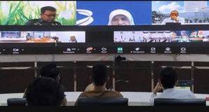 Tanah Bumbu – Pemerintah Kabupaten Tanah Bumbu mengikuti Rapat Koordinasi Pengendalian Inflasi Tahun 2025 yang dipimpin langsung oleh Menteri Dalam Negeri (Mendagri) RI, Tito Karnavian, Selasa (4/3/2025). Rapat yang digelar secara virtual ini juga membahas percepatan sertifikasi produk halal sebagai langkah mendukung pertumbuhan ekonomi daerah. Keikutsertaan Pemkab Tanah Bumbu dalam rapat ini merupakan bagian dari arahan Bupati Andi Rudi Latif untuk menjalankan instruksi Presiden Prabowo Subianto. Pemerintah daerah diminta memperkuat kolaborasi dengan pemerintah pusat guna mensinergikan Asta Cita Presiden dengan visi dan misi daerah demi mendorong pertumbuhan ekonomi nasional. Dalam sambutannya, Mendagri Tito Karnavian menegaskan bahwa pengendalian inflasi harus menjadi perhatian utama pemerintah daerah, terutama menjelang bulan Ramadan dan Idulfitri yang kerap memicu lonjakan harga bahan pokok. “Sinergi yang kuat antara pemerintah pusat, daerah, dan pemangku kepentingan lainnya menjadi kunci dalam menghadapi tantangan inflasi tahun ini,” ujar Tito Karnavian. Selain membahas strategi pengendalian inflasi, rapat ini juga menyoroti akselerasi sertifikasi halal bagi produk lokal, khususnya untuk pelaku UMKM. Percepatan sertifikasi halal diharapkan dapat meningkatkan daya saing produk dalam negeri dan memperluas akses pasar bagi para pelaku usaha. Strategi pengendalian inflasi yang dibahas dalam rapat mencakup penguatan cadangan pangan daerah, optimalisasi operasi pasar, peningkatan infrastruktur logistik, serta kolaborasi dengan sektor swasta untuk menjaga stabilitas harga dan ketersediaan barang. Sementara itu, percepatan sertifikasi halal difokuskan pada kemudahan regulasi, subsidi biaya sertifikasi bagi UMKM, serta digitalisasi proses perizinan agar lebih efisien dan mudah diakses oleh pelaku usaha. Rapat koordinasi ini diikuti oleh berbagai pejabat kementerian, gubernur, bupati/wali kota, serta perwakilan sektor swasta dan UMKM. Pemkab Tanah Bumbu berkomitmen untuk menindaklanjuti arahan yang diberikan demi memastikan stabilitas harga serta mendorong pertumbuhan ekonomi daerah yang selaras dengan program pemerintah pusat. Pemerintah Kabupaten Tanah Bumbu kepemimpinan Andi Rudi Latif berkomitmen untuk terus mengawal pelaksanaan kebijakan ini demi kesejahteraan masyarakat dan pertumbuhan ekonomi yang berkelanjutan. Rapat Koordinasi Pengendalian Inflasi 2025 ini menjadi langkah strategis dalam menghadapi tantangan ekonomi ke depan. Pemerintah berharap seluruh pihak dapat bersinergi dalam menjalankan kebijakan yang telah disusun guna menjaga keseimbangan ekonomi dan kesejahteraan masyarakat. Sementara itu, berbagai langkah nyata telah dilakukan Pemkab Tanah Bumbu dalam hal pengendalian inflasi di daerah. Meliputi, pelaksanaan Operasi Pasar Murah dan Gerakan Pangan Murah (GPM), serta peninjauan ketersediaan bahan pokok di gudang distributor, pasar tradisional dan toko modern. (mc.tanbu)