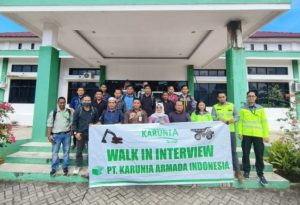 Tanah Bumbu – Dinas Tenaga Kerja dan Transmigrasi (Disnakertrans) Kabupaten Tanah Bumbu bersama PT Karunia Armada Indonesia (KAI) menggelar kegiatan Walk-in Interview di Kantor Disnakertrans Tanah Bumbu, yang berlangsung pada 6 hingga 7 Maret 2025. Kegiatan ini bertujuan untuk mempertemukan perusahaan dengan tenaga kerja lokal yang memenuhi kualifikasi, sekaligus membantu mengurangi tingkat pengangguran di wilayah tersebut. Kepala Disnakertrans Tanah Bumbu, Kadri Mandar, melalui Ahli Pertama Pengantar Kerja Bidang Penempatan dan Pelatihan, Muhammad Taharrudin, menyampaikan bahwa acara ini diharapkan dapat membantu perusahaan menemukan calon karyawan yang sesuai dengan kebutuhan mereka. “Pelaksanaan kegiatan interview selama dua hari ini dihadiri sekitar 20 peserta, dan hasil seleksi akan diumumkan kepada masing-masing peserta dalam waktu tujuh hari kerja,” ujar Muhammad Taharrudin pada Kamis (6/3/2025). Seleksi dilakukan dengan melibatkan tenaga kerja lokal Kabupaten Tanah Bumbu, dan berlangsung secara transparan dan akuntabel. Para peserta diharapkan untuk mempersiapkan diri dengan baik agar memperoleh hasil yang maksimal dalam seleksi ini. PT Karunia Armada Indonesia, yang bergerak di bidang pertambangan dan berpusat di Sepinggan, Balikpapan, membuka beberapa posisi di antaranya Operator, Mekanik, dan Pengawas. Perusahaan ini memiliki visi untuk menjadi kontraktor pertambangan yang handal, dengan memberikan kepuasan kepada pelanggan dan kesempatan pengembangan untuk karyawan. Dengan adanya kegiatan Walk-in Interview ini, Disnakertrans dan PT KAI berharap dapat memberi peluang bagi masyarakat Tanah Bumbu untuk mendapatkan pekerjaan dan turut menurunkan angka pengangguran di daerah tersebut.