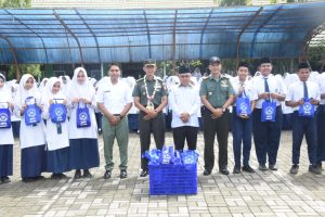 Kodim 1002/HST Salurkan Makanan Bergizi untuk 979 Siswa MTsN 2 HST Selama Ramadan PeloporKAlimantan, Barabai – Sebanyak 979 siswa MTs Negeri 2 Hulu Sungai Tengah (HST) menerima paket Makan Bergizi Gratis (MBG) yang disalurkan melalui Kodim 1002/HST bekerja sama dengan Badan Gizi Nasional (BGN). Selasa (18/032025) Program ini bertujuan untuk memberikan asupan gizi seimbang bagi para siswa selama bulan Ramadan. Kasdim 1002/HST Mayor Inf Moh. Alip Suroso, yang mewakili Dandim Letkol Inf Fery Perbawa, menjelaskan bahwa paket makanan tersebut disiapkan agar bisa dibawa pulang dan dinikmati saat berbuka puasa. "Setiap paket MBG bernilai Rp15.000, dengan rincian Rp10.000 untuk makanan dan Rp5.000 untuk operasional," ujarnya. Menariknya, menu yang disediakan berbeda dari biasanya. Tanpa nasi dan lauk pauk, paket ini berisi roti isi krim, susu, kurma, telur, serta buah jeruk—sesuai untuk dikonsumsi saat berbuka puasa. BGN menunjuk Yayasan Alfuttuwwah Kandangan sebagai penyedia makanan, sementara dapurnya dikelola oleh Dapur AR Home Catering di Jalan Surapati, Desa Banua Binjai, HST. Kepala MTsN 2 HST, Imansyah, menyambut baik program ini dan berharap bisa terus berlanjut. "Kami berterima kasih kepada Kodim HST atas kepercayaan memilih sekolah kami sebagai lokasi uji coba. Semoga program ini bisa dilaksanakan secara lebih luas di HST," katanya. Program MBG ini diharapkan dapat membantu siswa tetap sehat dan bugar selama menjalankan ibadah puasa, sekaligus menjadi langkah awal dalam mendukung program pemenuhan gizi di lingkungan pendidikan.