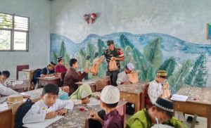 Tanah Bumbu – Program pemberian makanan bergizi gratis yang digagas oleh Presiden Prabowo Subianto terus berlangsung di Kabupaten Tanah Bumbu selama bulan Ramadan. Program ini menyediakan berbagai takjil bergizi, seperti bubur kacang hijau, susu UHT atau Milo, telur puyuh, biskuit Roma creamer, dan kurma. Makanan tersebut dikemas dalam kantong khusus yang bisa dibawa pulang untuk berbuka puasa di rumah. Setiap pelajar menerima dua kantong makanan. Satu kantong dibawa pulang, sedangkan kantong lainnya disiapkan untuk hari berikutnya dan dapat ditukar dengan kantong yang telah dibawa pulang sebelumnya. Sistem ini diterapkan untuk memastikan distribusi makanan berjalan lancar dan efisien. Pasi Ter Kodim 1022/Tanah Bumbu, Kapten Inf Wahyono, yang mewakili Dandim 1022/Tanah Bumbu Letkol Inf Boni Berdian, S.E., berharap bahwa program ini dapat menjaga stamina dan semangat para pelajar selama bulan puasa. “Program ini diharapkan dapat mendukung pelajar agar tetap bersemangat menjalani aktivitas sekolah meski sedang berpuasa,” ujarnya. Kepala SPPG Mandiri di Simpang Empat, Siti Fatimah, mengungkapkan bahwa program ini dijadwalkan berlangsung dari 6 hingga 20 Maret 2025. Pelajar Tanah Bumbu menyambut baik program ini, salah satunya Zahra, siswi MTs Nurul Hidayah Simpang Empat, yang merasa senang karena bisa tetap mendapatkan makanan bergizi untuk berbuka puasa. Program ini menjadi salah satu langkah pemerintah dalam memastikan anak-anak tetap mendapatkan asupan gizi yang cukup di bulan Ramadan, menjaga kesejahteraan mereka, dan mendukung aktivitas sekolah mereka.