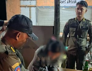 Tanah Bumbu – Dalam rangka menciptakan suasana yang kondusif dan mendukung keberlangsungan ibadah Ramadan, Pemerintah Kabupaten Tanah Bumbu melalui Dinas Satpol PP dan Damkar, bekerja sama dengan Polres setempat, menggelar patroli ketenteraman dan ketertiban umum (trantibum). Kegiatan ini dilaksanakan pada 7-9 Maret 2025 dan menyasar beberapa wilayah, seperti Kecamatan Batulicin, Simpang Empat, Sungai Loban, dan Angsana. Kepala Dinas Satpol PP dan Damkar Tanah Bumbu, Syaikul Ansari, mengungkapkan bahwa kegiatan patroli ini bertujuan untuk mencegah berbagai perilaku negatif yang dapat mengganggu ketenteraman masyarakat selama bulan Ramadan. Beberapa tindakan yang diambil oleh tim gabungan selama patroli antara lain memberikan teguran kepada tempat biliar yang melanggar jam operasional, menutup tempat karaoke yang masih beroperasi, serta menertibkan pasangan muda-mudi yang kedapatan berada di kamar hotel tanpa ikatan yang sah. Selain itu, tim juga berhasil menyita 1.740 botol minuman beralkohol yang ditemukan di sejumlah lokasi. Penertiban ini dilakukan sebagai upaya menjaga moral dan ketenteraman masyarakat, sekaligus memelihara nilai-nilai keagamaan yang sejalan dengan semangat Ramadan. Langkah ini diambil untuk mencegah berbagai perilaku negatif seperti penyalahgunaan narkoba, perjudian, dan aktivitas lainnya yang berpotensi merusak moral masyarakat. Pemerintah daerah berharap, dengan pengawasan dan penertiban ini, masyarakat dapat menjalani bulan Ramadan dengan tenang, penuh kedamaian, dan fokus pada ibadah. Upaya ini juga merupakan bagian dari misi pembangunan Tanah Bumbu 2025-2030, yang berfokus pada pengembangan sumber daya manusia yang unggul dan bermoral tinggi, serta menciptakan daerah yang maju, makmur, dan beradab. Bupati Andi Rudi Latif berharap, langkah ini dapat memberikan teladan kepada masyarakat dalam menjaga kesucian Ramadan dan meningkatkan kesadaran kolektif tentang pentingnya kedisiplinan serta kebaikan dalam menjalani kehidupan sehari-hari. Bupati Tanah Bumbu, Andi Rudi Latif, yang akrab disapa Bang Arul, menegaskan komitmennya untuk mewujudkan salah satu misi pembangunan 2025-2030, yakni meningkatkan kualitas sumber daya manusia yang berkarakter, beriman, dan bertakwa. Salah satu bentuk implementasi dari misi tersebut adalah menjaga kesucian bulan Ramadan dengan melakukan pengawasan ketertiban umum.