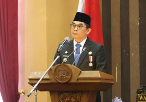 Tanah Bumbu – Bupati Tanah Bumbu, Andi Rudi Latif, bersama Wakil Bupati H Bahsanuddin menyampaikan pidato awal masa jabatan mereka dalam Rapat Paripurna Dewan Perwakilan Rakyat Daerah (DPRD) Kabupaten Tanah Bumbu, Senin (3/3/2025). Dalam pidatonya, Andi Rudi Latif mengajak semua pihak untuk bersinergi dalam membangun daerah guna mewujudkan Tanah Bumbu maju, makmur dan beradab. Bupati menegaskan bahwa kepemimpinannya sejalan dengan arahan Presiden Republik Indonesia, Prabowo Subianto, yang menekankan bahwa kepala daerah adalah pelayan masyarakat dan tidak boleh mengkhianati kepercayaan rakyat. Dalam pidatonya, Andi Rudi Latif juga menegaskan dukungannya terhadap program prioritas Astacita Presiden Prabowo Subianto serta program prioritas Gubernur Kalimantan Selatan. Ia menekankan pentingnya pengelolaan sumber daya manusia (SDM) dan sumber daya alam (SDA) secara berkelanjutan untuk kemajuan dan kemakmuran Tanah Bumbu. “Sejarah mencatat, kami kepala daerah periode 2025-2030 dilantik langsung oleh Bapak Presiden di Istana Merdeka dan mendapatkan arahan langsung dari beliau. Tentu, program yang kami jalankan seiring dan sejalan dengan program beliau,” ujar Andi Rudi Latif. Visi pemerintahan Kabupaten Tanah Bumbu selama lima tahun ke depan mengusung tema “BerAksi Menuju Tanah Bumbu Maju, Makmur, dan Beradab Melalui Penguatan Sumber Daya Manusia dan Tata Kelola Pemanfaatan Sumber Daya Alam yang Berkelanjutan.” Untuk mewujudkan visi tersebut, pemerintah daerah menetapkan tujuh program prioritas pembangunan, yaitu: Pertama : Meningkatkan Kualitas dan Aksesibilitas Pendidikan dan Pelatihan, untuk Mewujudkan Sumber daya manusia yang Berkompetensi, Berkarakter dilandasi Iman dan Taqwa; Kedua : Meningkatkan kualitas sarana dan pelayanan Kesehatan untuk mewujudkan Masyarakat yang sehat, produktif dan Sejahtera; Ketiga : Mewujudkan Ketahanan Pangan Daerah Melalui Optimalisasi Sektor Pertanian, Perikanan, Peternakan, dan memperluas lapangan pekerjaan melalui penguatan UMKM berbasis Industri Unggulan; Keempat : Mewujudkan Pembangunan Infrastruktur yang berkualitas dan merata untuk mempercepat konektivitas, mobilitas dan pertumbuhan ekonomi; Kelima : Mewujudkan Penataan Kota dan Pembangunan Desa yang berkelanjutan dengan memperhatikan tata ruang dan lingkungan; Keenam : Meningkatkan prestasi bidang seni, budaya, dan olahraga serta melestarikan warisan budaya, dan olahraga serta melestarikan warisan budaya sesuai kearifan lokal. Ketujuh : Mewujudkan Tata Kelola Pemerintahan yang Adaptif, Melayani dan Akuntabel. Andi Rudi Latif menutup pidatonya dengan harapan bahwa seluruh elemen masyarakat dapat berkolaborasi dalam merealisasikan program-program pembangunan yang telah dirancang. “Semoga Allah SWT meridai niat baik dan aksi kita demi Tanah Bumbu yang lebih maju, makmur dan beradab.” tutupnya.