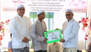 Safari Ramadhan, Wakil Bupati HST Serahkan Bantuan untuk Anak Yatim