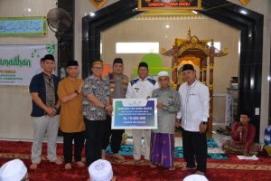 Safari Ramadhan di Mandastana, Bupati Serahkan Bantuan Rp 45 Juta untuk Masjid