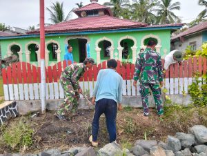 Satgas TMMD Bersihkan Masjid di Talusi, Ciptakan Kenyamanan Ibadah Ramadan
