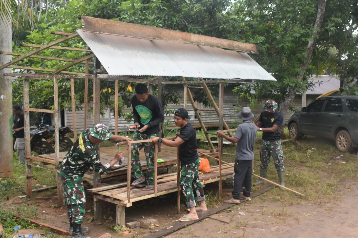 Satgas TMMD Ke-123 dan Warga Desa Talusi Bersinergi Rehabilitasi Poskamling