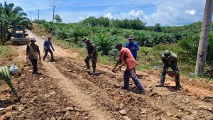 Satgas TMMD ke-123 Percepat Pengerasan Jalan Desa Talusi PeloporKalimantan, Kotabaru – Satuan Tugas (Satgas) Tentara Manunggal Membangun Desa (TMMD) ke-123 Kodim 1004/Kotabaru terus mempercepat pengerasan jalan di Desa Talusi, Kecamatan Pamukan Selatan. (08/03) Hingga saat ini, progres pekerjaan telah mencapai 65%, menunjukkan komitmen TNI dalam meningkatkan konektivitas dan kesejahteraan masyarakat pedesaan. Jalan sepanjang 1.250 meter ini menjadi salah satu sasaran utama TMMD ke-123, bertujuan untuk memperbaiki akses masyarakat menuju pusat ekonomi dan pendidikan. Kolaborasi antara personel TNI, pemerintah daerah, dan warga setempat menjadi kunci percepatan pekerjaan. Setiap hari, puluhan personel Satgas TMMD bersama warga bergotong royong menghampar batu dan memadatkan jalan agar proyek ini dapat selesai tepat waktu. “Kami fokus mengejar ketertinggalan agar jalan ini segera bisa dinikmati warga. Progres 65% adalah modal besar, tapi kami tidak berpuas diri. Semangat gotong royong ini akan terus digelorakan,” ujar Dansatgas TMMD ke-123, Letkol Inf. Bayu Oktavianto Sudibyo. Pengerjaan jalan ini sangat dinanti warga karena selama ini akses menuju pusat ekonomi dan pendidikan kerap terhambat akibat kondisi jalan yang rusak, terutama saat musim hujan. “Alhamdulillah, TMMD hadir di sini. Jalan yang bagus pasti membantu perekonomian kami,” ungkap salah satu tokoh masyarakat setempat. Satgas TMMD ke-123 juga memastikan kualitas material dan teknik pengerjaan sesuai standar untuk menjamin daya tahan jalan. Dengan target penyelesaian dalam dua minggu ke depan, diharapkan infrastruktur ini dapat mengurangi isolasi geografis, memperlancar distribusi hasil pertanian, dan meningkatkan mobilitas warga. Program TMMD ke-123 kembali membuktikan peran TNI sebagai penggerak pembangunan di pedesaan, mewujudkan kemandirian desa melalui aksi nyata yang bermanfaat bagi masyarakat.