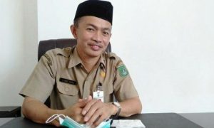Tanah Bumbu – Tanah Bumbu – Sekretaris Daerah (Sekda) Kabupaten Tanah Bumbu (Tanbu), Dr. H. Ambo Sakka, M.Pd, secara resmi berpamitan kepada seluruh Aparatur Sipil Negara (ASN) dan Non-ASN dalam acara buka puasa bersama yang berlangsung di Pendopo Serambi Madinah, Kantor Bupati, pada Senin (10/3). Acara ini menjadi momen perpisahan yang penuh haru bagi Ambo Sakka setelah mengabdikan dirinya di pemerintahan Tanah Bumbu selama bertahun-tahun. Dalam kesempatan tersebut, Ambo Sakka menyampaikan bahwa Kementerian Pendidikan, Kebudayaan, Riset, dan Teknologi (Kemendikbudristek) telah menyetujui kepindahannya untuk beralih profesi sebagai dosen di Pascasarjana Universitas Lambung Mangkurat (ULM). Keputusan ini merupakan langkah baru dalam kariernya setelah sekian lama berkontribusi dalam pemerintahan daerah. Acara buka puasa bersama tersebut dihadiri oleh Bupati Tanah Bumbu, Andi Rudi Latif, serta Wakil Bupati, H. Bahsanuddin, bersama jajaran pejabat daerah lainnya. Dalam sambutannya, Ambo Sakka mengungkapkan rasa syukur dan terima kasih atas kebersamaan serta dukungan yang telah diberikan kepadanya selama menjalankan tugas di Tanah Bumbu. “Dengan berbagai jabatan yang pernah saya emban, mulai dari Asisten I, Asisten II, Asisten III, hingga Sekda, tentu saya menyadari ada banyak kekurangan dan kesalahan. Oleh karena itu, saya secara pribadi, beserta istri yang juga menjabat sebagai Ketua Dharma Wanita Persatuan, memohon maaf yang sebesar-besarnya kepada Bapak, Ibu, dan rekan-rekan sekalian,” ujar Ambo Sakka dengan penuh ketulusan. Ia juga menyampaikan harapannya agar Kabupaten Tanah Bumbu terus berkembang di bawah kepemimpinan saat ini. “Semoga Tanah Bumbu semakin berkah dan sejahtera. Saya berharap seluruh jajaran tetap menjaga kekompakan serta menjalankan tugas dengan penuh dedikasi untuk masyarakat,” tambahnya. Di akhir sambutannya, Ambo Sakka menegaskan bahwa meskipun ia akan beralih profesi menjadi akademisi, ia tetap berkomitmen untuk berkontribusi dalam pembangunan daerah, khususnya dalam bidang pendidikan. “Saya akan tetap mengabdi dalam bidang yang saya geluti, dan insyaAllah tetap bisa memberikan sumbangsih bagi pembangunan daerah, khususnya dalam peningkatan kualitas pendidikan di Kalimantan Selatan,” pungkasnya. Acara buka puasa bersama ini berlangsung dengan penuh kehangatan, diakhiri dengan doa dan harapan agar perjalanan baru Ambo Sakka sebagai akademisi di ULM dapat berjalan lancar dan sukses.