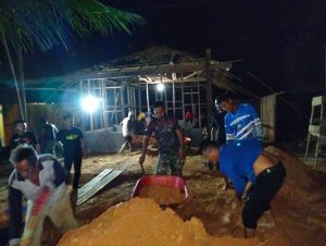 Sinergi TNI dan Warga Talusi, Rehab Mushola Dikebut Hingga Malam