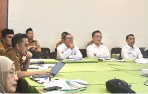 Tanah Bumbu – Audiensi Kebijakan Percepatan Pembangunan Daerah (KP2D) Kabupaten Tanah Bumbu memasuki hari kedua dengan fokus utama pada efisiensi anggaran sebagai langkah strategis dalam merancang pembangunan berkelanjutan. Kegiatan yang berlangsung pada Selasa (11/03/2025) ini menghadirkan sejumlah narasumber dari Tim Aksi Percepatan Pembangunan Daerah (AP2D), seperti Prof. Dr. H. Murtir Jeddawi, Dr. Abdul Rahman, Dr. Muhammad Arif, dan beberapa tokoh lainnya. Audiensi hari kedua dibagi dalam tiga kelompok berdasarkan Satuan Kerja Perangkat Daerah (SKPD) untuk memastikan diskusi yang lebih fokus dan menghasilkan kebijakan yang tepat sasaran. Pembagian ini bertujuan agar setiap SKPD dapat menyusun kebijakan yang lebih terarah, mengoptimalkan efisiensi anggaran, serta mempercepat realisasi program pembangunan daerah. Kelompok pertama melibatkan dinas-dinas terkait infrastruktur dan pelayanan dasar, seperti Dinas Pekerjaan Umum dan Penataan Ruang, Dinas Pendidikan, Dinas Kesehatan, hingga RSUD Andi Abdurahman Noor. Kelompok kedua terdiri dari instansi yang berfokus pada pengawasan dan pelayanan publik, seperti Inspektorat Daerah, Disdukcapil, Satpol PP dan Damkar, serta Badan Kesbangpol. Sementara itu, kelompok ketiga melibatkan dinas-dinas yang berhubungan dengan ekonomi dan pemerintahan, seperti Diskumdagri, Disnakertrans, dan Badan Pengelolaan Keuangan dan Aset Daerah. Audiensi ini merupakan bagian dari persiapan Pemerintah Kabupaten Tanah Bumbu dalam menyusun Rencana Pembangunan Jangka Menengah Daerah (RPJMD) 2025-2030. Selain itu, kegiatan ini juga bertujuan untuk merancang Rencana Strategis (Renstra) Perangkat Daerah yang akan menjadi pedoman pembangunan selama lima tahun ke depan. Bupati Tanah Bumbu, Andi Rudi Latif, sebelumnya telah membuka audiensi KP2D pada Senin (10/03/2025), dan mengungkapkan tujuh program prioritas yang akan menjadi fokus pembangunan Tanah Bumbu 2025-2030. Program-program tersebut meliputi peningkatan akses pendidikan, kualitas sumber daya manusia (SDM), infrastruktur dan pelayanan kesehatan, penanggulangan kemiskinan, serta pemanfaatan sumber daya alam secara berkelanjutan. Selain itu, Bupati juga menekankan pentingnya reformasi perencanaan dan keuangan daerah, dengan tujuan meningkatkan efisiensi dan transparansi dalam setiap kebijakan yang diambil. “Kami berharap implementasi ketujuh program prioritas ini dapat mempercepat transformasi Tanah Bumbu menjadi daerah yang lebih maju dan mandiri,” ujar Andi Rudi Latif. Dengan audiensi ini, Pemkab Tanah Bumbu berharap agar setiap program pembangunan yang dijalankan dapat terintegrasi dengan baik, sehingga dapat memberikan manfaat yang nyata bagi masyarakat dan mendorong Tanah Bumbu menuju pembangunan yang lebih berkelanjutan.