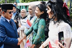 Hangat dan Haru, WNI di Antalya Sambut Kedatangan Presiden Prabowo