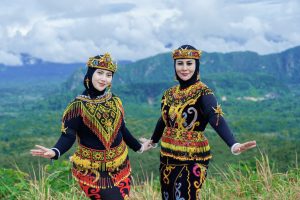 Mama Deden dan PKK HST Kenalkan Wisata Gunung Titi dengan Balutan Budaya Dayak