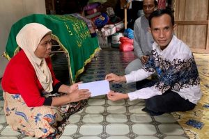 Pemkab Balangan Salurkan Santunan Kematian untuk Keluarga Pra-Sejahtera Lewat Program SAKAWAN