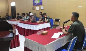 TMMD ke-124 Siap Dimulai, Fokus Bangun Infrastruktur dan Pemberdayaan Warga Desa di HST PeloporKalimantan, BARABAI – Kodim 1002/Hulu Sungai Tengah (HST) bersama unsur Forum Koordinasi Pimpinan Daerah (Forkopimda) menggelar Rapat Koordinasi (Rakor) persiapan pelaksanaan TNI Manunggal Membangun Desa (TMMD) ke-124 tahun 2025 di ruang data Makodim, Kamis (10/4/2025). TMMD kali ini akan difokuskan di Desa Pengambau Hilir Luar, Kecamatan Haruyan. Program ini bertujuan mempercepat pembangunan di wilayah pedesaan melalui sinergi antara TNI, pemerintah daerah, instansi vertikal, BUMN/BUMD, serta masyarakat setempat. Dandim 1002/HST Letkol Inf Fery Perbawa menyampaikan bahwa kegiatan fisik TMMD akan mencakup pengerasan jalan sepanjang 1.030 meter, rehabilitasi rumah tidak layak huni (RTLH), musholla, pos keamanan lingkungan (poskamling), dan pembuatan lima titik sumur bor untuk memenuhi kebutuhan air bersih warga. Selain pembangunan fisik, TMMD juga akan menyasar program non-fisik yang tak kalah penting. "Kami akan menggelar penyuluhan di berbagai bidang, seperti kesehatan, pertanian, hukum, pendidikan, bahaya narkoba, hingga sosialisasi rekrutmen TNI," jelas Letkol Fery. Camat Haruyan, Azhari, yang mewakili Pemerintah Kabupaten HST, mengapresiasi pelaksanaan TMMD yang dinilai sebagai program komprehensif. Menurutnya, kegiatan ini tidak hanya membangun infrastruktur, tetapi juga mendorong peningkatan kualitas hidup masyarakat dari sisi sosial dan ekonomi. "Ini adalah bentuk nyata sinergi antara TNI dan pemerintah daerah dalam percepatan pembangunan desa," ujarnya. Program TMMD ke-124 dijadwalkan akan berlangsung dalam waktu dekat dengan harapan membawa dampak nyata bagi kesejahteraan masyarakat desa sasaran.