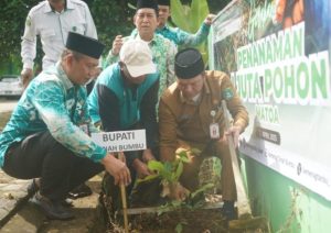 Bupati Tanbu Dukung Gerakan 1 Juta Pohon, Ajak Warga Jaga Bumi Lewat Ibadah Hijau