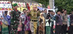 Bupati Bang Arul Sapa Langsung Peserta Upacara Hari Jadi ke-22 Tanah Bumbu