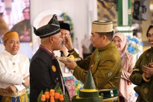 Di HUT ke-22 Tanah Bumbu, Bupati Suapi Wakil Bupati: Tanda Harmoni dan Kolaborasi