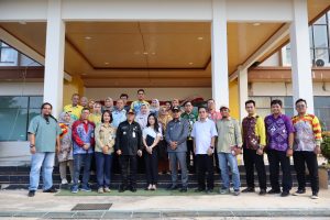 Pemkab Kotabaru dan PT STC Lanjutkan Pembangunan RSUD Stagen KOTABARU, Pelopor Kalimantan – Pemerintah Kabupaten Kotabaru kembali melanjutkan pembangunan Rumah Sakit Umum Daerah (RSUD) Stagen, yang sempat tertunda sejak 2010. Proyek ini akan dikerjakan oleh PT Sebuku Tanjung Coal (STC) sebagai bentuk dukungan terhadap program prioritas daerah. Bupati Kotabaru H. Muhammad Rusli bersama Wakil Bupati Syairi Mukhlis menunjukkan keseriusannya dengan meninjau langsung lokasi pembangunan pada Kamis (8/5/2025) sore. Mereka didampingi oleh Kepala Dinas Kesehatan Kotabaru, Erwin Simanjuntak, serta perwakilan dari PT STC, Afifah dan Dimas. Penyelesaian pembangunan RSUD Stagen ini dijadwalkan dimulai pada 1 Juni 2025 dan ditargetkan rampung pada Desember 2025. Proyek ini merupakan bagian dari visi-misi “Kotabaru Hebat” yang menempatkan sektor kesehatan sebagai prioritas utama pembangunan. “Pembangunan ini penting karena rumah sakit yang ada saat ini masih kekurangan ruang rawat. Banyak pasien tertahan di IGD karena ruang inap penuh. Dengan selesainya RSUD Stagen, kita bisa meningkatkan kualitas layanan rujukan bagi masyarakat,” ujar Kepala Dinas Kesehatan Erwin Simanjuntak saat dikonfirmasi melalui WhatsApp, Jumat (9/5/2025). Ia juga berharap proses pembangunan berjalan lancar dan selesai tepat waktu agar masyarakat Bumi Saijaan bisa segera merasakan manfaatnya. “Ini bentuk nyata komitmen Bupati dan Wakil Bupati dalam memberikan pelayanan kesehatan terbaik bagi masyarakat,” tambahnya. Dukungan PT Sebuku Tanjung Coal (STC) dalam proyek ini menegaskan sinergi antara pemerintah daerah dan pihak swasta untuk mendorong percepatan pembangunan infrastruktur kesehatan yang menyentuh langsung kebutuhan warga.