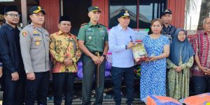 Bupati Tanah Bumbu Serahkan Langsung Bantuan kepada 9 KK Korban Kebakaran
