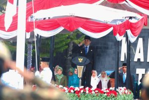 Meski Diguyur Hujan, Upacara Harkitnas dan HUT ALRI Divisi 4 di Tanbu Tetap Khidmat