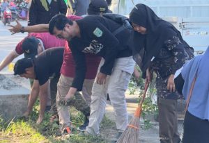 Pemkab Tanah Bumbu Gelar Aksi Bersih di Jalan Kodeco, Wujudkan Kota Sehat dan Nyaman