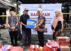 Wabup HST Serahkan Bantuan untuk Korban Kebakaran di Barabai