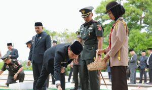 "Ziarah Makam Pahlawan, Bupati Tanbu Ajak Generasi Muda Teladani Pejuang"