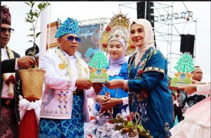 Bupati Kotabaru Ganti Karangan Bunga dengan Bibit Tanaman: Inovasi Hijau di Hari Jadi ke-75