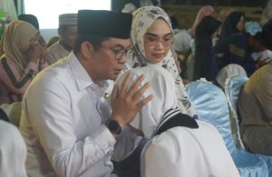Bupati Tanah Bumbu Haru Lepas Putrinya di Wisuda Santri Ponpes Al-Istiqamah