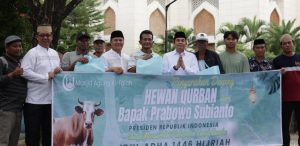 Bupati Tanah Bumbu Salurkan Langsung Daging Kurban Bantuan Presiden Prabowo