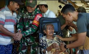 Kodim 1022/Tanah Bumbu dan Pemkab Tanbu Salurkan Bantuan Sosial untuk Warga Desa Manunggal