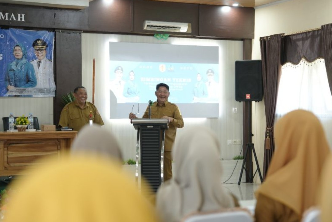 Pemkab HST Gelar Bimtek PPRG, Dorong Layanan Publik yang Lebih Inklusif BARABAI, PeloporKalimantan.com – Pemerintah Kabupaten Hulu Sungai Tengah (HST) menunjukkan komitmennya dalam mewujudkan pembangunan yang adil dan inklusif dengan menggelar Bimbingan Teknis (Bimtek) Perencanaan dan Penganggaran Responsif Gender (PPRG) Tahun 2025, Senin (16/6/2025) di Aula Hotel Istiqamah Barabai. Kegiatan ini dibuka langsung oleh Bupati HST, H. Samsul Rizal, yang menegaskan bahwa penerapan PPRG merupakan langkah strategis dalam menjawab ketimpangan serta memastikan keadilan gender di seluruh sektor pembangunan. “PPRG bukan semata persoalan perempuan, tapi pendekatan sistematis untuk menjawab ketimpangan dan memastikan keadilan dalam hasil pembangunan,” tegas Bupati. Ia menyoroti pentingnya pendekatan gender dalam berbagai aspek, seperti pendidikan, kesehatan, dunia kerja, dan partisipasi masyarakat, yang hingga kini masih menunjukkan ketimpangan. Oleh karena itu, PPRG diyakini sebagai instrumen penting dalam mendorong kebijakan yang lebih merata dan berkeadilan. Meski begitu, Bupati tak menampik adanya sejumlah tantangan dalam penerapannya, seperti minimnya pemahaman konsep gender, kurangnya data terpilah, serta kemampuan teknis menyusun GAP (Gender Analysis Pathway) dan GBS (Gender Budget Statement) yang masih terbatas. Ia berharap, melalui Bimtek ini, para aparatur pemerintah daerah dapat memperkuat kapasitas dalam menyusun dan mengintegrasikan perspektif gender ke dalam perencanaan program serta anggaran masing-masing instansi. “PPRG jangan dipandang sebagai beban administratif, tapi sebagai peluang untuk meningkatkan kualitas layanan publik dan efektivitas kebijakan daerah,” ujarnya. Bupati juga menekankan bahwa budaya birokrasi yang berorientasi pada keadilan dan tata kelola pemerintahan yang baik harus terus dibangun di lingkungan Pemkab HST. Kegiatan ini mendapat apresiasi dari berbagai kalangan dan diharapkan mampu mendorong kualitas perencanaan pembangunan yang semakin inklusif dan berkeadilan di Kabupaten Hulu Sungai Tengah.