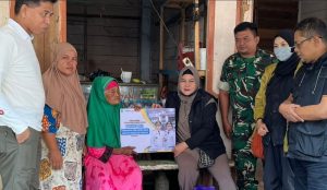 Pemkab Tanbu Salurkan Bansos Permakanan untuk Disabilitas dan Lansia Terlantar