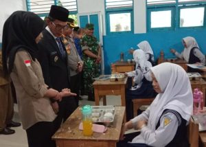 Wabup Balangan Tinjau Langsung Pelaksanaan Perdana Makan Bergizi Gratis di SMPN 1 Paringin