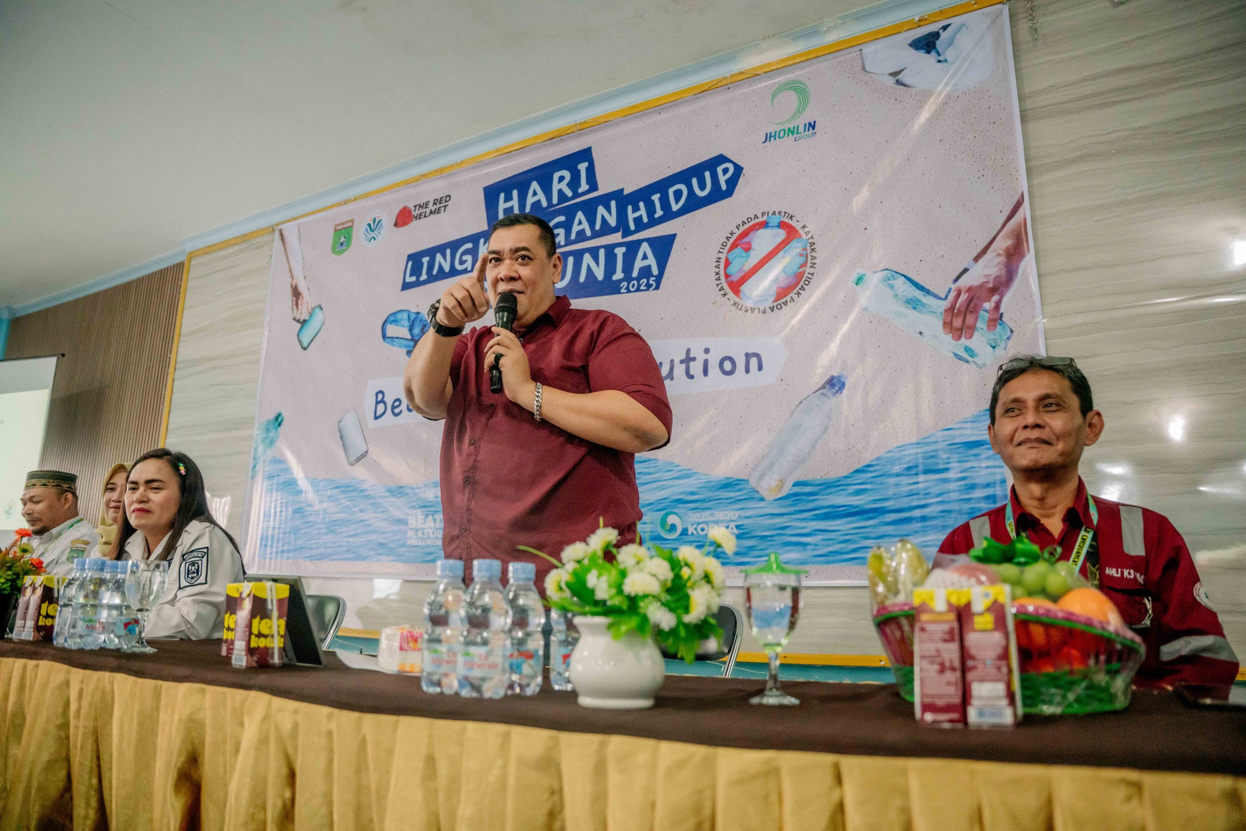 Jhonlin Group dan DLH Tanah Bumbu Ajak Pelajar Perangi Sampah Plastik
