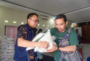 BULOG Salurkan Bantuan Beras kepada Ribuan Warga Banjarbaru