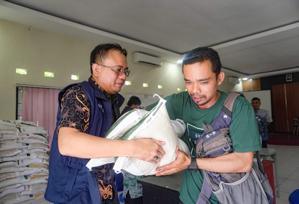 BULOG Salurkan Bantuan Beras kepada Ribuan Warga Banjarbaru