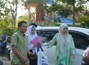 Bupati Balangan Antar Anak ke Sekolah, Dukung Gerakan Ayah Hadir di Hari Pertama
