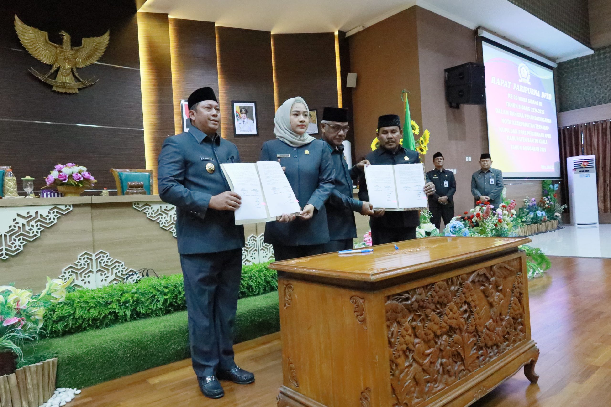Bupati Batola dan DPRD Sepakati KUPA-PPAS Perubahan APBD 2025 dalam Rapat Paripurna ke-20
