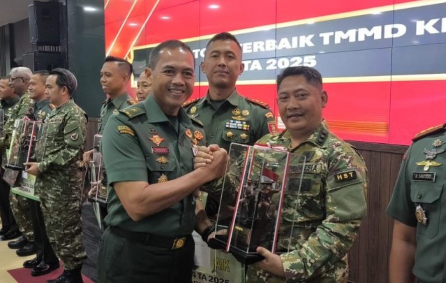 Bupati HST Terima Penghargaan KASAD atas Dukungan TMMD ke-124