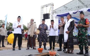 Bupati Tanah Bumbu Letakkan Batu Pertama Pembangunan Kelas dan Asrama Santri di Mantewe
