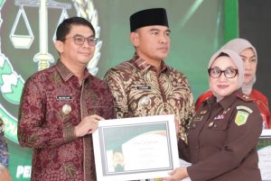 Bupati Tanah Bumbu Terima Penghargaan dari Kejati Kalsel