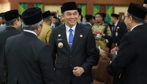 Bupati Tanbu Hadiri Pelantikan Sekda Kalsel, Gubernur Sebut “Gagah dan Menawan”