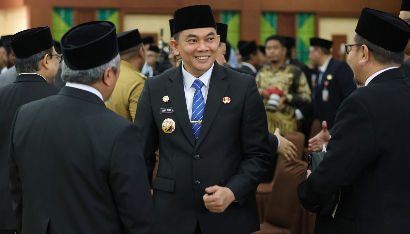 Bupati Tanbu Hadiri Pelantikan Sekda Kalsel, Gubernur Sebut “Gagah dan Menawan”