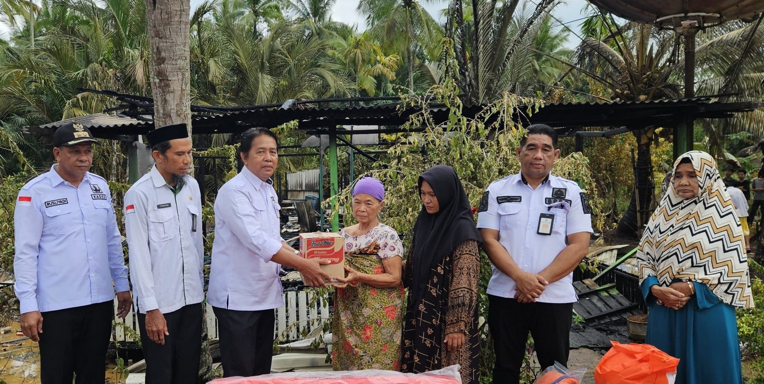 Pemkab Tanah Bumbu Salurkan Bantuan Sosial bagi Korban Kebakaran di Desa Manurung