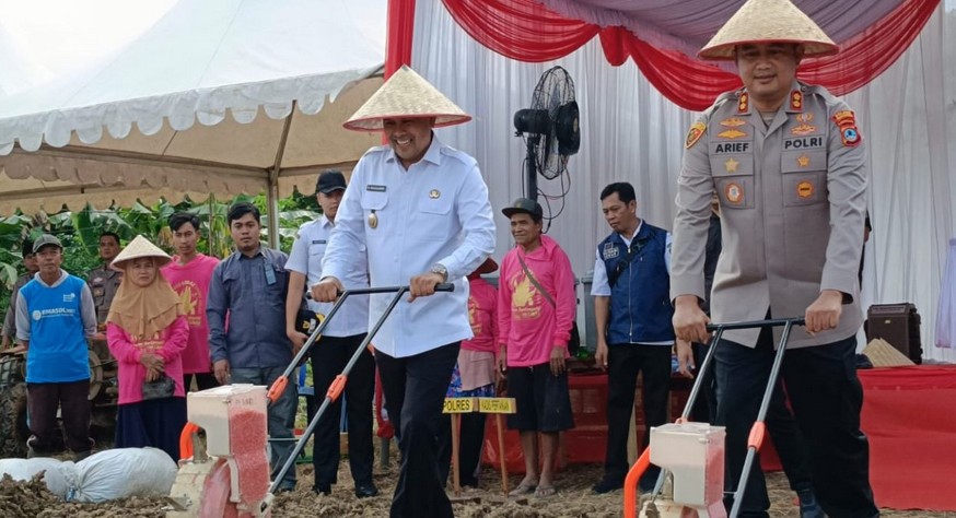 Polres dan Pemkab Tanbu Tanam Jagung Serentak Dukung Ketahanan Pangan Nasional